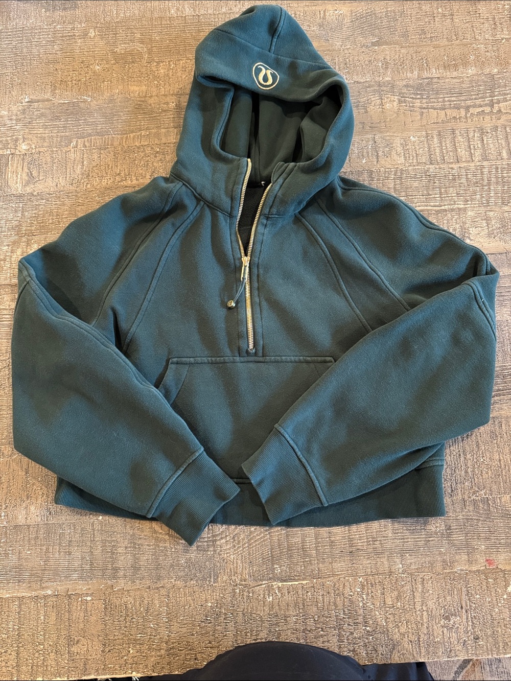 Lululemon rainforest green 1/2 zip scuba with gold hardware
